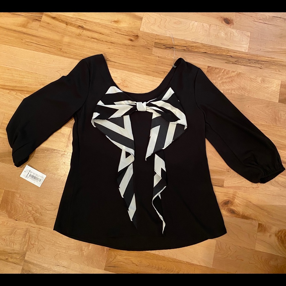 NWT Bow shirt size Medium